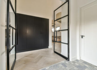 Jak wybrać drzwi do wiatrołapu? Szklane rozwiązania, które łączą funkcjonalność i styl Drzwi szklane do wiatrołapu