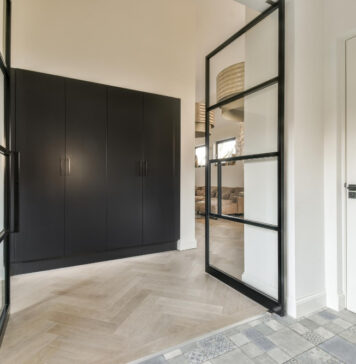 Jak wybrać drzwi do wiatrołapu? Szklane rozwiązania, które łączą funkcjonalność i styl Drzwi szklane do wiatrołapu